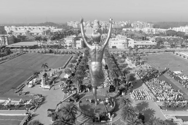 108-ft Neelkanth Varni murti installed at Akshardham after two-day rituals