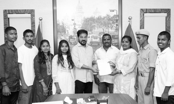 Telangana govt extends financial support to Hussain Sagar rescuer ‘Tank Bund Shiva’